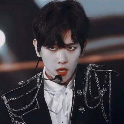 边伯贤照片最新照片,魅力四溢演绎时尚风采